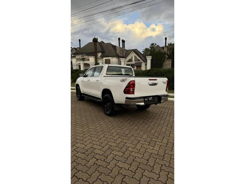TOYOTA - HILUX - 2017/2017 - Branca - R$ 174.900,00
