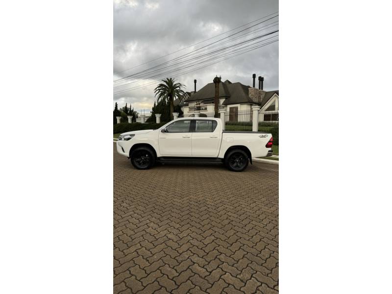 TOYOTA - HILUX - 2017/2017 - Branca - R$ 174.900,00