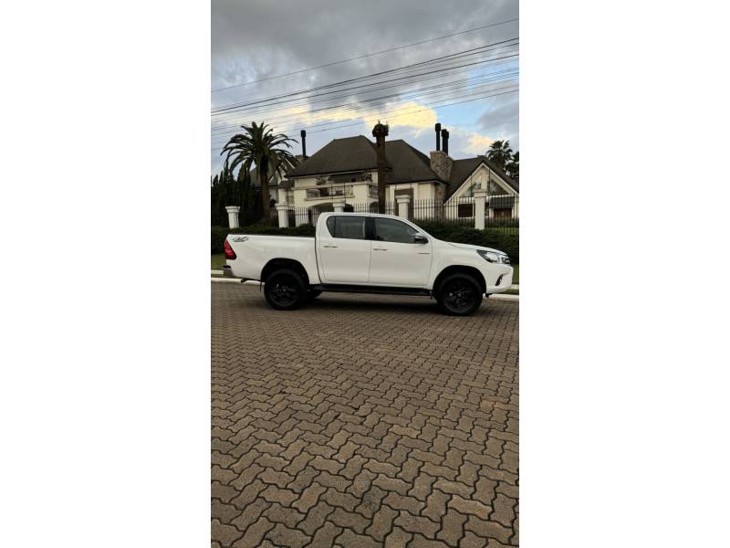 TOYOTA - HILUX - 2017/2017 - Branca - R$ 174.900,00
