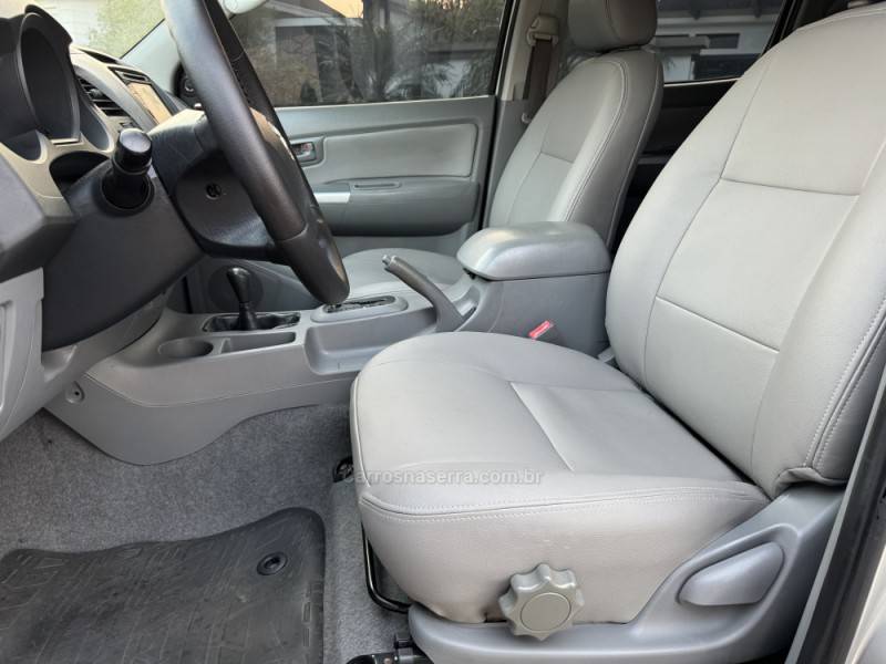 TOYOTA - HILUX - 2008/2008 - Prata - R$ 103.900,00