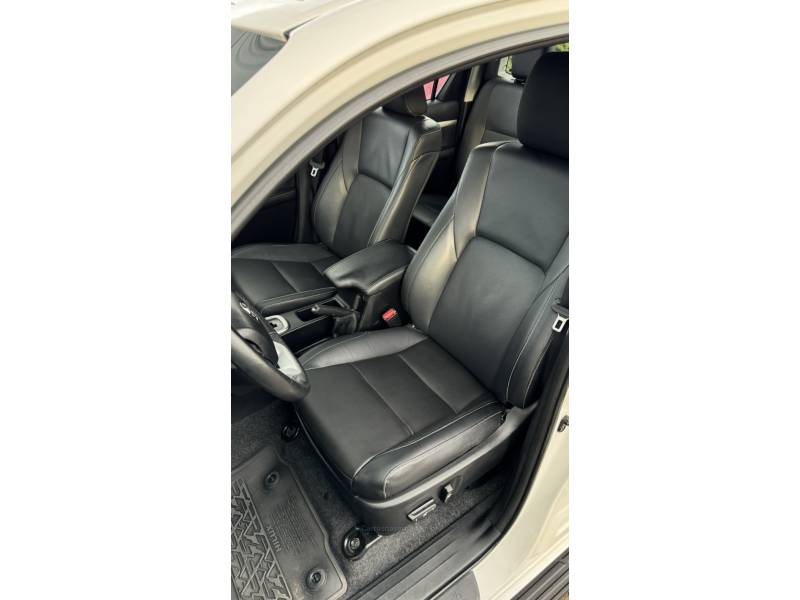 TOYOTA - HILUX - 2017/2017 - Branca - R$ 174.900,00