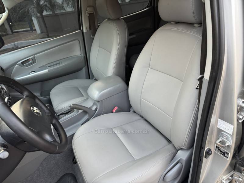 TOYOTA - HILUX - 2008/2008 - Prata - R$ 103.900,00