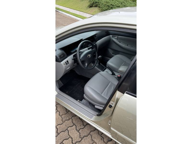 TOYOTA - COROLLA - 2004/2004 - Dourada - R$ 36.900,00