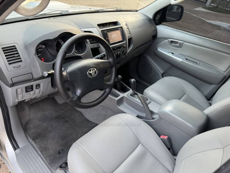 TOYOTA - HILUX - 2008/2008 - Prata - R$ 103.900,00